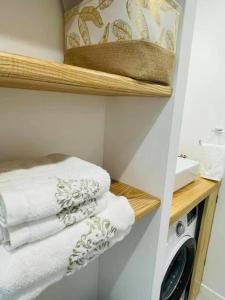 Kuchyň nebo kuchyňský kout v ubytování Le BÔ Studio - Logement standing vue mer & piscine