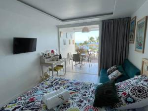 Postel nebo postele na pokoji v ubytování Le BÔ Studio - Logement standing vue mer & piscine