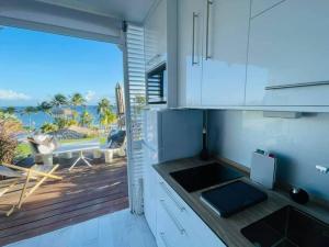 Kuchyň nebo kuchyňský kout v ubytování Le BÔ Studio - Logement standing vue mer & piscine