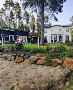 uma casa com uma parede de pedra em frente em Lakehouse Oulu em Oulu