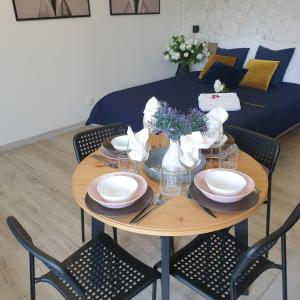 Posezení v ubytování Q Apart AMBER - klimatyzowane STUDIO przy Manufakturze z garażem Gratis, FV