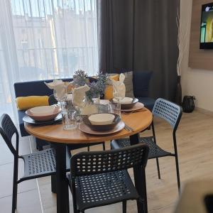 TV a/nebo společenská místnost v ubytování Q Apart AMBER - klimatyzowane STUDIO przy Manufakturze z garażem Gratis, FV