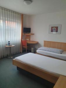 Postel nebo postele na pokoji v ubytování Hotel-Gasthof zum Ritter