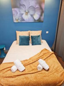um quarto com uma cama com toalhas em Le Citadin chic em Dreux