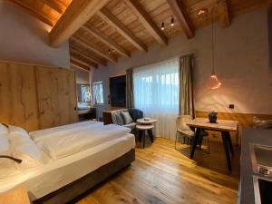 1 dormitorio con 1 cama grande, mesa y sillas en Purest en Achenkirch