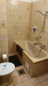 y baño con bañera y aseo. en "hotel30" ROOMS in the centrum -free garage parking, en Budapest