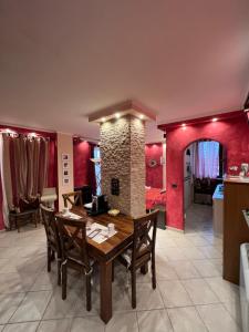 a kitchen and dining room with a table and chairs at Maison Jean-Luc - app Zizzola in Bra