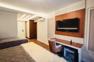 TV a/nebo společenská místnost v ubytování HOTEL RF VISION restaurante giratório