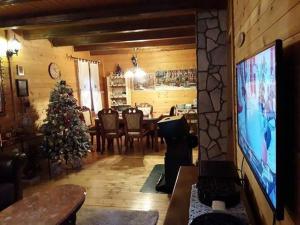 Un televizor și/sau centru de divertisment la Lodge House Tara