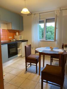Kuchyňa alebo kuchynka v ubytovaní Studio apartman Bel-Ben