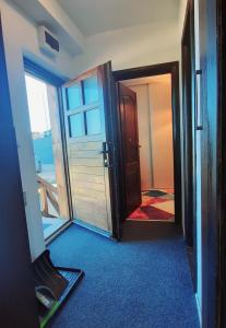 una puerta abierta a una habitación con balcón en Pino apartman Jahorina, en Jahorina