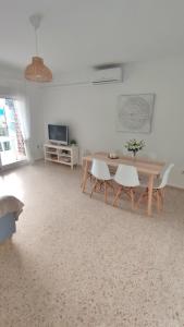 Televízia a/alebo spoločenská miestnosť v ubytovaní Precioso apartamento en la playa de Bellreguard