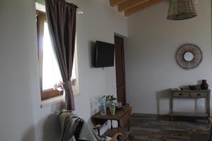 TV a/nebo společenská místnost v ubytování Agriturismo B&B Le Casette sul Garda