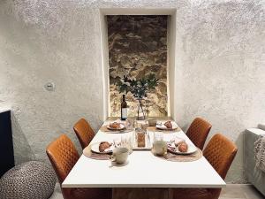 uma mesa com pratos de comida e uma garrafa de vinho em NEW Design & High Standard Apt from 16th Century in Old Town em Bratislava