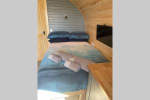Sea Breeze Pod tesisinde bir odada yatak veya yataklar