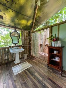 ein Bad mit einem Waschbecken und einem Spiegel in der Unterkunft Colina Secreta - Glamping and Villas in Puerto Viejo