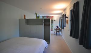 a bedroom with a large white bed in a room at B&B Altijd Zomer in Nijlen