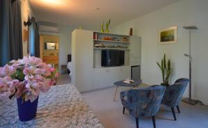 a living room with a vase of flowers on a table at B&B Altijd Zomer in Nijlen