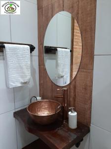 Ett badrum på Chalé Recanto Nosso Lar
