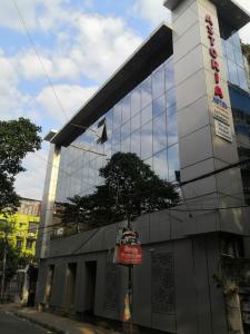 コルカタにあるアストリア ホテルの看板が目の前にある建物