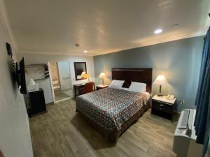 Postel nebo postele na pokoji v ubytování Welcome Inn Corona