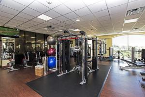 Fitnesscentret og/eller fitnessfaciliteterne på STUNNING CONDO NEAR UNIVERSAL STUDIOS