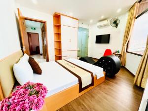 um quarto de hotel com uma cama e uma televisão em A&EM VILLA em Hanói