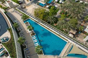 einen Blick über den Pool eines Resorts in der Unterkunft Posh 1BR at The Address Residences in JBR by Deluxe Holiday Homes in Dubai