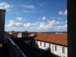 widok na miasto z budynkami i niebieskim niebem w obiekcie Hotel Vittorio Emanuele w mieście Sassari