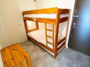 Katil dua tingkat atau katil-katil dua tingkat dalam bilik di Appartement Les Deux Alpes, 2 pièces, 6 personnes - FR-1-516-10