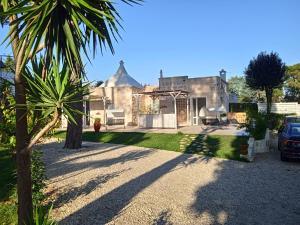 ein Haus mit einer Palme davor in der Unterkunft Villa don peppe in Selva di Fasano