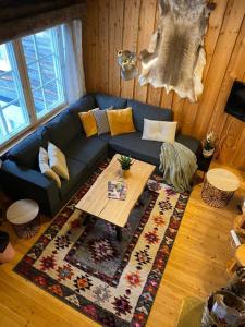 uma sala de estar com um sofá azul e uma mesa em Holiday Home Ruka Etelärinne 10 B em Ruka