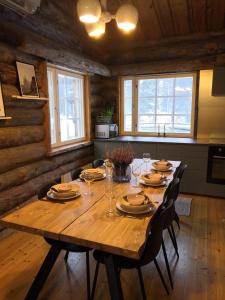 jadalnia z drewnianym stołem i krzesłami w obiekcie Holiday Home Ruka Etelärinne 10 B w mieście Ruka
