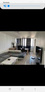 uma sala de estar com um sofá e uma mesa em Appartement Laurent Bonnevay em Villeurbanne