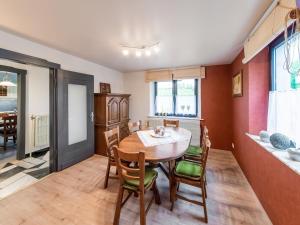 比林根的住宿－Atmospheric Holiday Home in B llingen with Infrared Sauna，一间带桌椅的用餐室