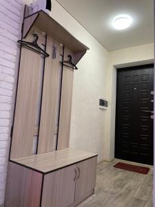 Habitación con armario y puerta negra. en Квартира в центре (р-н Аян Пассаж), en Temirtaū