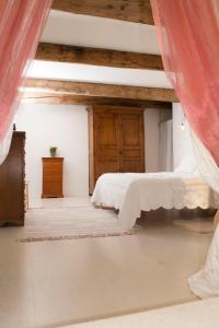 Saint-Hilaire-dʼOzilhanにあるSintiの木製の天井が特徴のベッドルーム1室(ベッド1台付)
