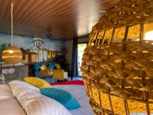 uma sala de estar com um grande objecto dourado num quarto em Boutike Art & Wellness em Concepción de Ataco