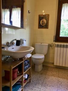 a bathroom with a sink and a toilet at Apartament familiar - Els Encantats - Espot in Espot