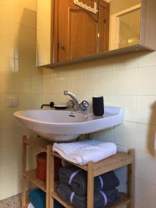 a bathroom with a sink and a mirror and towels at Apartament familiar - Els Encantats - Espot in Espot