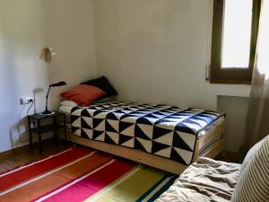 een kleine kamer met 2 bedden en een lamp bij Apartament familiar - Els Encantats - Espot in Espot