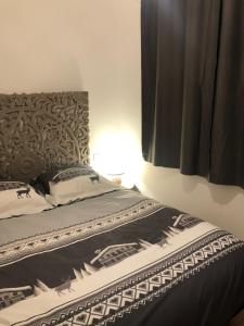 เตียงในห้องที่ Cocon au cœur de Yvoire avec parking gratuit