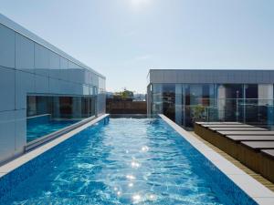 una piscina sul tetto di un edificio di PM & Vänner Hotel a Växjö