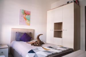 Ένα ή περισσότερα κρεβάτια σε δωμάτιο στο Modern 3 bedroom with AC apartment