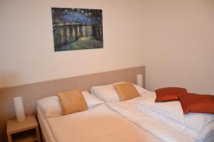 Bett in einem Schlafzimmer mit Wandgemälde in der Unterkunft Apartmán v Starej Lesnej s balkónom in Stará Lesná