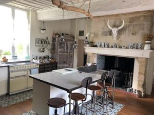Kuchyň nebo kuchyňský kout v ubytování Domaine "Les Bois Flottes" dans Maison de Charme au bord de mer et proche de Cabourg