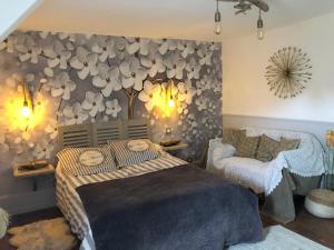Postel nebo postele na pokoji v ubytování Domaine "Les Bois Flottes" dans Maison de Charme au bord de mer et proche de Cabourg