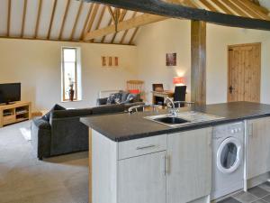 A kitchen or kitchenette at High Barn Canons 