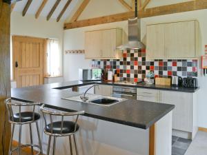 A kitchen or kitchenette at High Barn Canons 