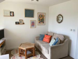 ファルマスにある5 Porth Gwelのソファとテーブルのあるリビングルーム +8枚の写真